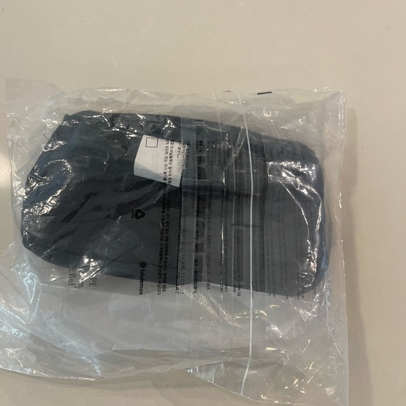 Lululemon Mini BLK Everywhere Belt Bag - Picture 2 of 2